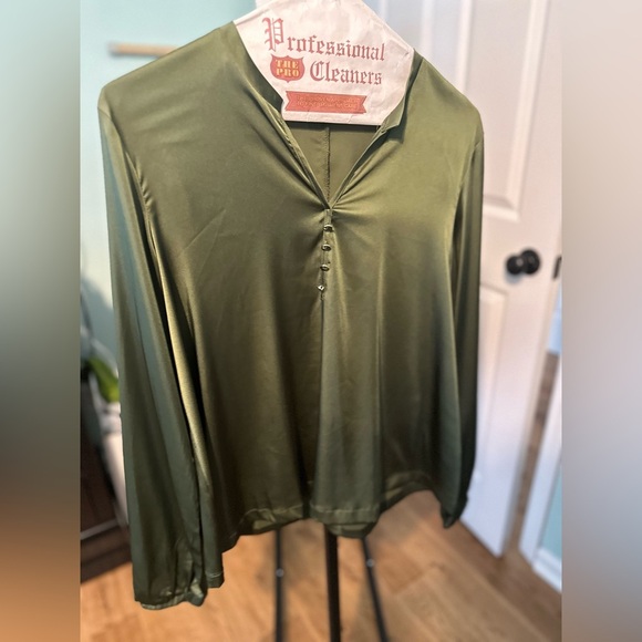 Tops - Green silky blouse from boutique
